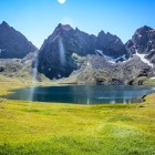 Il suggestivo lago Tobavarchkhili sui monti Samegrelo, circondato da natura rigogliosa e paesaggi alpini, regala scenari estivi spettacolari nel cuore della Georgia.