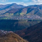 Veduta panoramica di Alaverdi, in Armenia, incastonata tra profonde gole e montagne, con il centro abitato che si estende lungo il fiume in un paesaggio suggestivo.