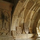 Gruppo di splendidi khachkar, croci di pietra armene medievali, nel Monastero di Haghpat, in provincia di Lori, preziosa testimonianza dell’arte sacra armena.