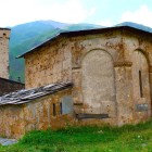 La chiesa è dedicata all’Assunzione, ma gli Svan chiamano Maria “Lama”, legata a un antico culto precristiano della dea Lamara, simbolo di fertilità, maternità e abbondanza.