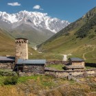 La chiesa di Lamara, nel cortile del monastero, è isolata e non adiacente alle mura. Risalente al IX-X secolo, appare come una semplice casa inclinata con tetto a due falde.
