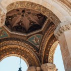 Volte decorate della Cattedrale di Echmiadzin in Armenia, con affreschi e bassorilievi ricchi di dettagli, simbolo dell’arte sacra e della spiritualità arm