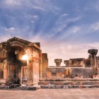 Zvartnots, vicino Echmiadzin in Armenia, è un sito archeologico UNESCO con rovine della cattedrale, palazzo reale e altri edifici religiosi di grande valore storico