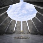La fiamma eterna di Tsitsernakaberd a Yerevan arde nel memoriale del genocidio armeno del 1915, simbolo di memoria e raccoglimento