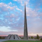 Monumento commemorativo del Genocidio Armeno a Tsitsernakaberd, Yerevan, con l’obelisco slanciato e il memoriale circolare immersi in un suggestivo paesaggio panoramico.
