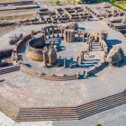 Veduta aerea delle rovine della Cattedrale di Zvartnots in Armenia, sito UNESCO con struttura circolare e colonne in pietra immerso in un paesaggio storico