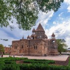La Cattedrale Madre di Echmiadzin, dedicata alla Madre di Dio e costruita tra il 301 e il 303, è la più antica chiesa cristiana dell’Armenia e dell’ex Unione Sovietica.