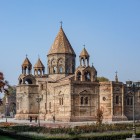 Vista della Cattedrale di Echmiadzin nella provincia di Armavir, Armenia, capolavoro dell’architettura religiosa e centro spirituale della Chiesa Apostolica Armena.