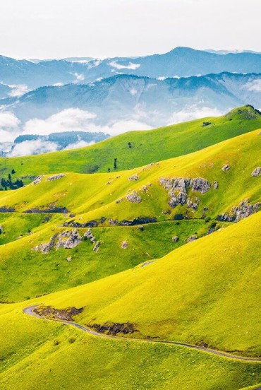 Paesaggi di Samtskhe-Javakheti, Georgia: colline verdi e strade panoramiche tra montagne del Caucaso, natura incontaminata e viste spettacolari.