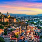 La città vecchia di Tbilisi incanta con case colorate, balconi in legno e antiche terme ai piedi della fortezza: un mix unico di storia, cultura e anima caucasica.