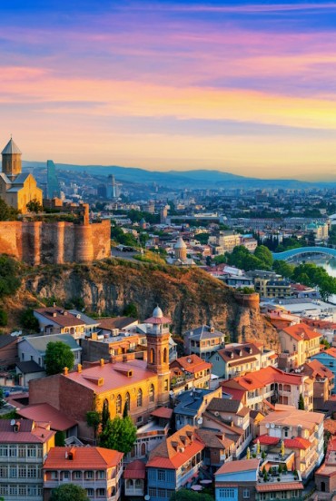 La città vecchia di Tbilisi incanta con case colorate, balconi in legno e antiche terme ai piedi della fortezza: un mix unico di storia, cultura e anima caucasica.