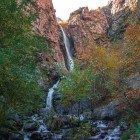 Le spettacolari cascate di Gveleti, nella gola di Dariali vicino Kazbegi, scorrono tra le vette del Caucaso creando un paesaggio suggestivo, perfetto per gli amanti della natura e del trekking.