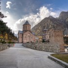 Monastero nella gola di Dariali: elegante complesso in pietra immerso tra montagne imponenti del Caucaso, dove architettura sacra e natura selvaggia creano un’atmosfera suggestiva.
