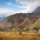 Le spettacolari montagne della Valle di Sno, tra il villaggio di Juta e il passo di Chaukhi a Kazbegi, regalano paesaggi alpini mozzafiato tra vette maestose e natura incontaminata.