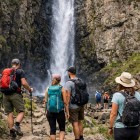 La cascata di Gveleti, suggestiva attrazione naturale nel pittoresco villaggio omonimo nel Caucaso, alta circa 30 metri, si tuffa in una tranquilla piscina naturale.