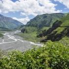Veduta della gola di Dariali, nel distretto di Kazbegi: un canyon spettacolare scolpito dal fiume Terek al confine tra Georgia e Russia, tra pareti rocciose e natura selvaggia.