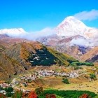 Stepantsminda (Kazbegi) è un suggestivo villaggio nel nord della Georgia, ai piedi del maestoso Monte Kazbek (5.047 m), tra valli alpine, case tradizionali e panorami spettacolari del Caucaso.