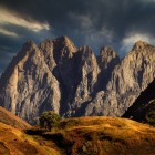 Spettacolari vette rocciose del Monte Chaukhebi si innalzano tra luci e ombre, dominando paesaggi selvaggi e suggestivi nel cuore del Caucaso georgiano.