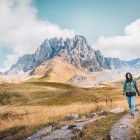 Sentiero nella valle di Juta, tra natura incontaminata e le maestose montagne del Caucaso di Kazbegi. Perfetto per trekking ed esplorazione nel Parco Nazionale.