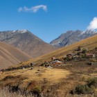 Juta, villaggio di alta quota nel Caucaso georgiano, affascina con paesaggi alpini, tradizioni autentiche e trekking tra le spettacolari vette del Kazbegi.