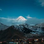 A Stepantsminda, il Monte Kazbek e la suggestiva Chiesa di Gergeti si accendono con la luce del mattino, regalando un paesaggio di grande fascino tra le montagne del Caucaso.