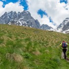 Trekking nella Valle di Juta, tra prati alpini e sentieri d’alta quota ai piedi delle spettacolari montagne del massiccio del Chaukhi, nella regione del Kazbegi, Georgia.