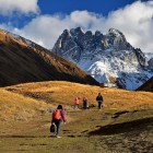 Trekking panoramico nella Valle di Juta, tra sentieri d’alta quota e scenari spettacolari dominati dalle vette del massiccio del Chaukhi, nel cuore del Caucaso georgiano.