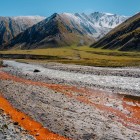 Affluente ricco di minerali nella Valle di Truso, dove i depositi ferrosi colorano il terreno creando uno dei paesaggi più particolari del trekking.