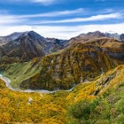 Panorama sulla Valle di Khada, nei pressi di Gudauri, dove pendii scolpiti dai fiumi e vette caucasiche disegnano uno dei paesaggi montani più suggestivi della Georgia