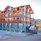 Veduta del Gudauri Inn Hotel, elegante resort di montagna in stile alpino nel cuore di Gudauri, ideale per soggiorni tra relax e attività outdoor.