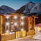 Veduta del Gudauri Inn, moderno resort di montagna immerso tra le vette del Grande Caucaso, ideale per soggiorni outdoor in ogni stagione.