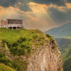 Il Monumento dell’Amicizia Georgiano-Russa domina le gole di Gudauri da un punto panoramico spettacolare lungo la storica Strada Militare Georgiana.