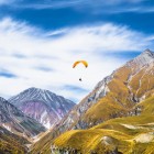 Parapendio tra le vette di Gudauri, con il volo che regala una prospettiva unica sulle montagne del Caucaso e sui vasti panorami dell’alta Georgia.
