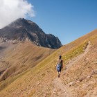 Sentiero panoramico verso il Passo Sabertse, tra pendii d’alta quota e silenzi del Caucaso, lungo uno dei trekking più suggestivi dell’area di Kazbegi.
