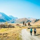 Sentiero nella Valle di Truso verso il monastero femminile, tra antiche torri in pietra, villaggi isolati e ampi paesaggi del Caucaso georgiano.