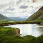 Piccolo lago alpino nella Valle di Truso, incastonato tra prati d’alta quota e montagne del Caucaso in uno degli scorci più quieti del trekking.