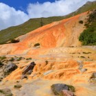 Le sorgenti minerali di Gudauri colorano il pendio con sfumature aranciate e depositi naturali, creando uno dei paesaggi geotermici più particolari del Caucaso georgiano.