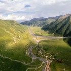Vista panoramica sulla Valle di Truso attraversata dal fiume Tergi, tra ampi spazi verdi, montagne del Caucaso e scenari tra i più spettacolari della regione.