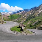 Curva panoramica della Strada Militare Georgiana presso Stepantsminda, via d’accesso alla Valle di Truso, punto di partenza per trekking tra paesaggi spettacolari del Caucaso.