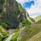 Sentiero nella Valle di Truso verso il monastero femminile, tra antiche torri in pietra, villaggi isolati e ampi paesaggi del Caucaso georgiano.