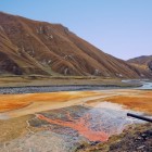 Travertini rossastri e sorgenti minerali nella Valle di Truso, dove l’ossido di ferro colora il terreno creando scenari naturali davvero insoliti.