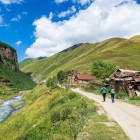 Trekking nella Gola di Truso tra antichi villaggi, fiume di montagna e dolci colline verdi che accompagnano il cammino nel Caucaso georgiano.