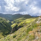 Sentiero tra le verdi valli di Gergeti verso il Passo Sabertse, un trekking panoramico che attraversa paesaggi aperti e silenziosi nel cuore del Caucaso.