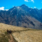 Escursionisti lungo il trekking del Passo Sabertse, immersi nei vasti paesaggi d’alta quota di Kazbegi con spettacolari vedute sulle montagne del Caucaso.