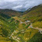 Sentiero in discesa verso Kvesheti, tra vallate aperte, tornanti di montagna e paesaggi del Caucaso che accompagnano il rientro dalla Valle di Khada.