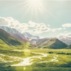 Ampia veduta della Valle di Truso, dove fiumi intrecciati, prati d’alta quota e montagne del Caucaso creano uno dei paesaggi più suggestivi della Georgia.