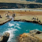 Sorgente termale naturale nella Valle di Truso, una delle curiosità più caratteristiche del trekking tra acque minerali e paesaggi aperti del Caucaso.