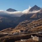 Veduta panoramica di Gudauri al tramonto, con il villaggio adagiato tra le montagne del Grande Caucaso in uno degli scenari più spettacolari della Georgia.