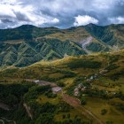 Veduta sul villaggio di Kvesheti, piccolo insediamento montano immerso tra vallate verdi e rilievi del Caucaso lungo la storica Strada Militare Georgiana.