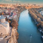 La Chiesa di Metekhi domina il fiume Kura da uno sperone roccioso nel cuore di Tbilisi, regalando uno degli scorci più suggestivi sulla città vecchia e sul suo profilo urbano.